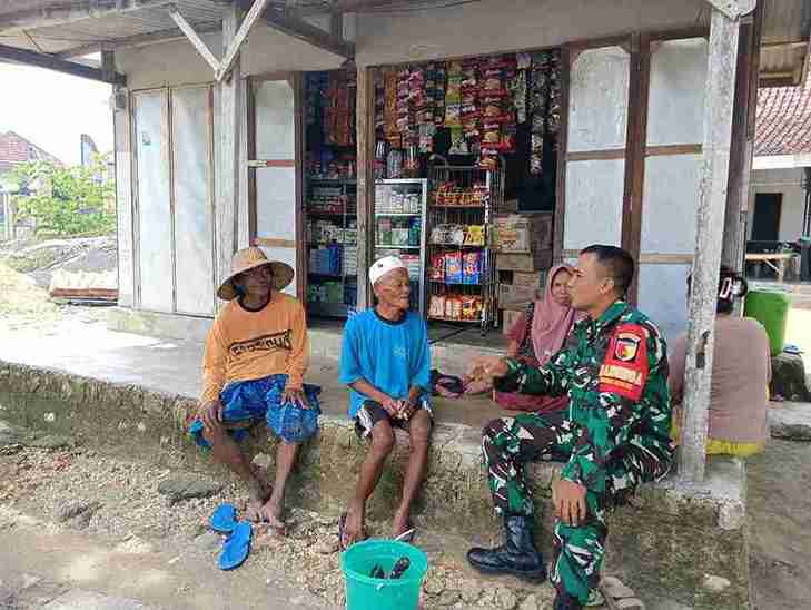 Jalin Silaturahmi, Babinsa Koramil 0826-03 Proppo Komsos Bersama Warga Desa Srambah