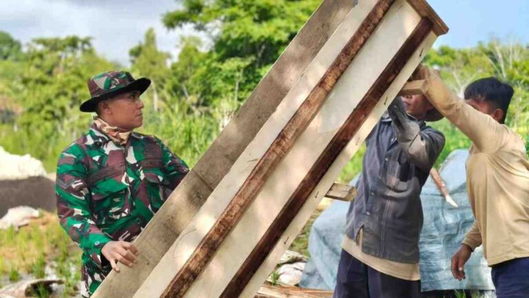 Babinsa Koramil 0826-13 Pasean Bantu Warga Dempo Barat Rangkai Papan Cor