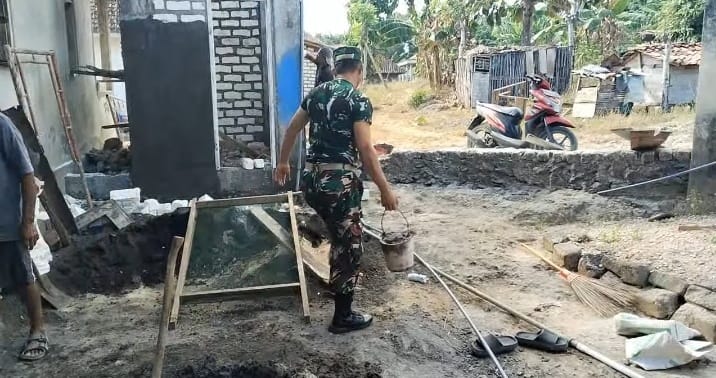 Babinsa Koramil 0826-10 Waru Bantu Bangun Jamban Warga Desa Bajur