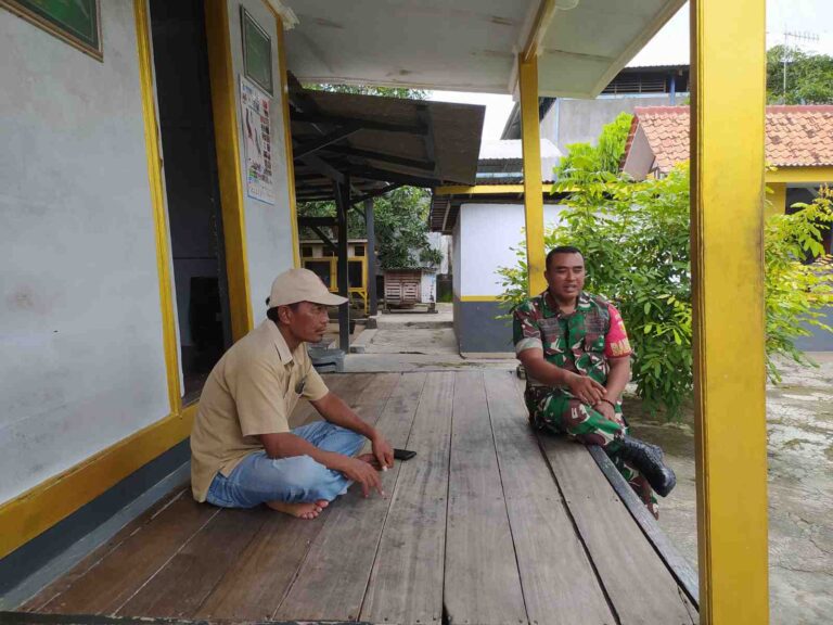 Babinsa Koramil 0826-02 Tlanakan Komsos Bersama Warga Desa Larangan Tokol
