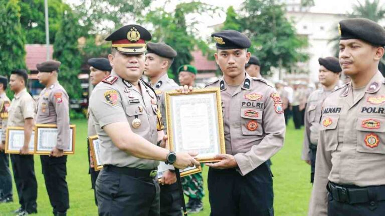Kapolres Jombang Beri Penghargaan Personel Polri, Tni, Dan Masyarakat Berprestasi
