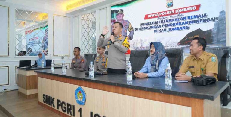 Cegah Kenakalan Remaja, Kapolres Jombang Beri Arahan Pelajar Smk Pgri 1