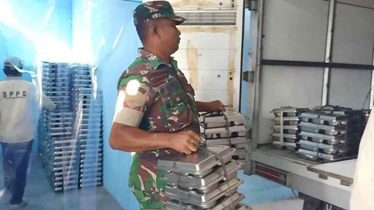 Babinsa Koramil 0826-08 Palengaan Dampingi Mbg Di Sekolah Sumur Tengah