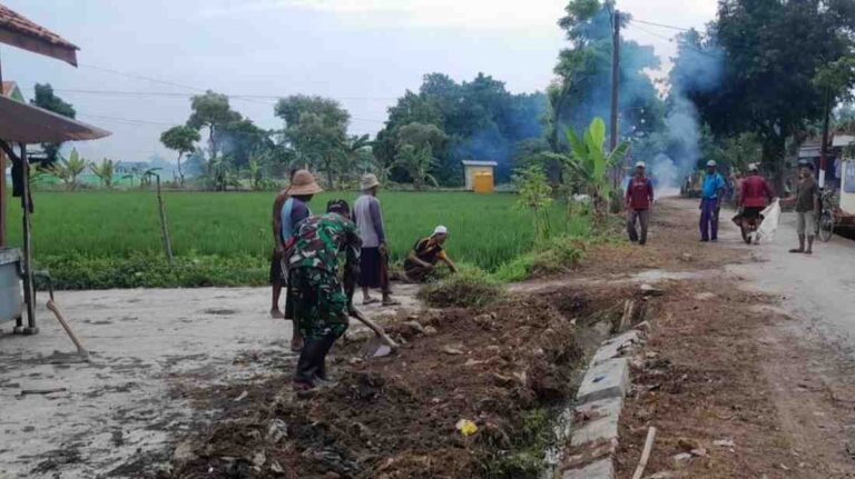 Babinsa Koramil 0826-06 Pademawu Giat Karya Bakti Bersama Warga Di Dusun Malangan Tengah