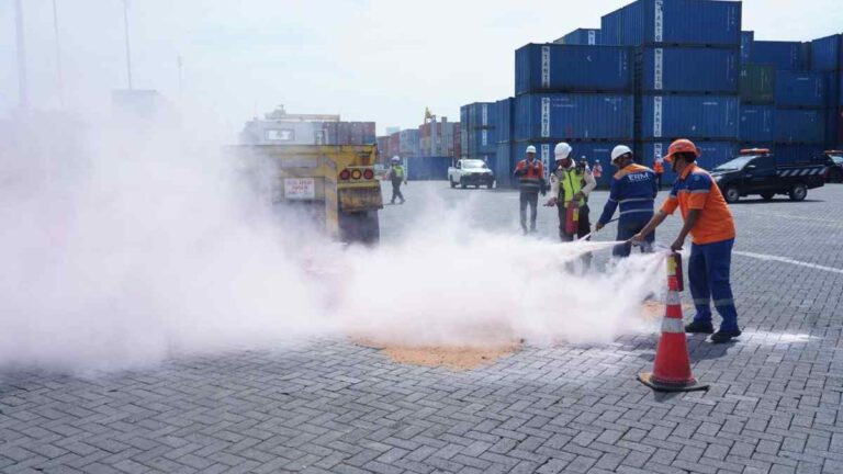 Pt Terminal Petikemas Surabaya Lakukan Drill Penanganan Barang Berbahaya
