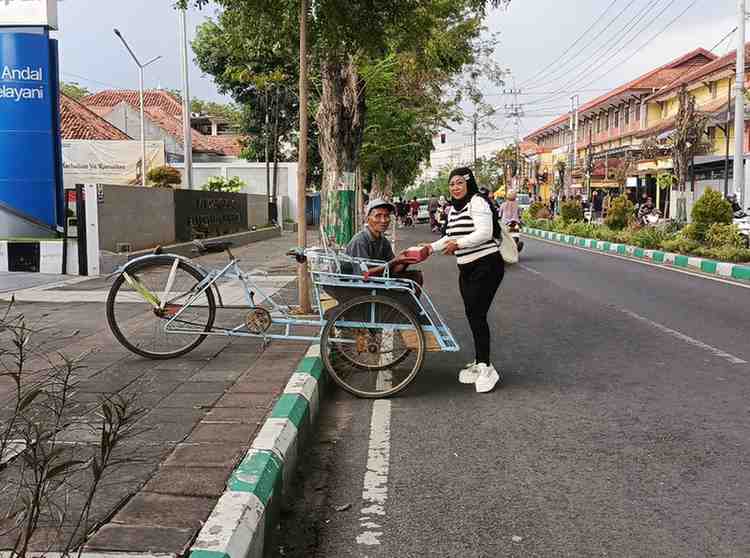 Momentum Ramadan, Jurnalis Muda Pamekasan Bagikan Ratusan Paket Takjil
