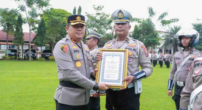 Kapolres Jombang Beri Penghargaan 15 Personel Berprestasi