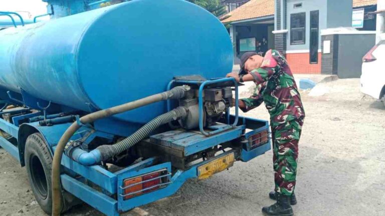 Babinsa Koramil 0826-02 Tlanakan Dampingi Pendistribusian Air Bersih Di Desa Branta Pesisir
