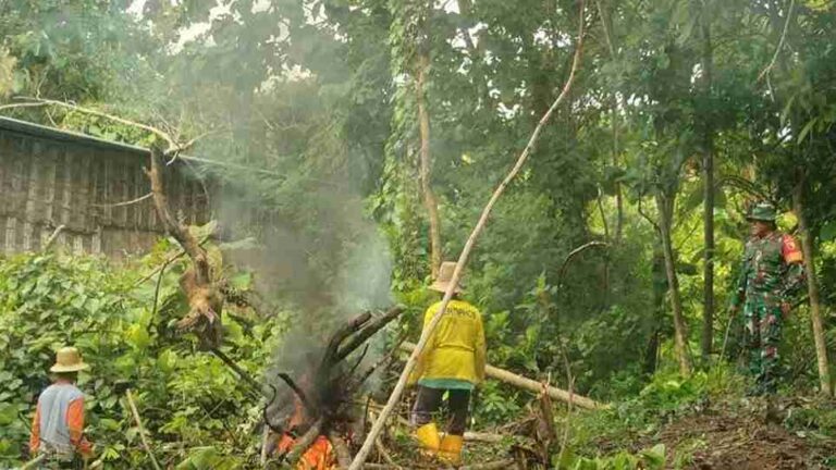 Babinsa Koramil 0826-05 Larangan Bersama Warga Desa Trasak Bersihkan Lingkungan