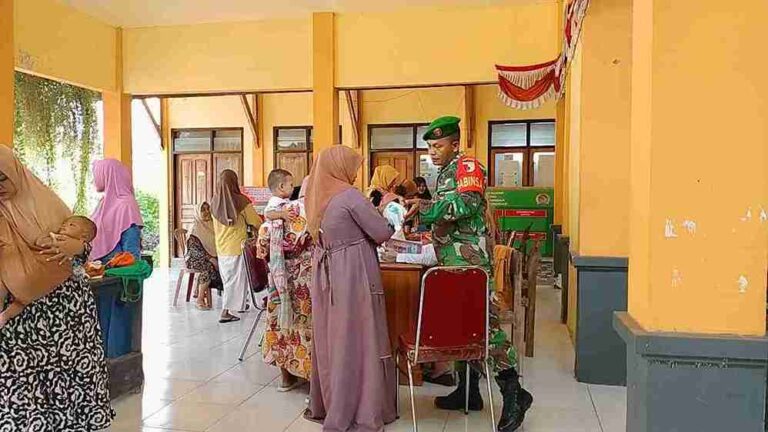 Babinsa Koramil 0826-05 Larangan Dampingi Giat Posyandu Di Balai Desa Peltong