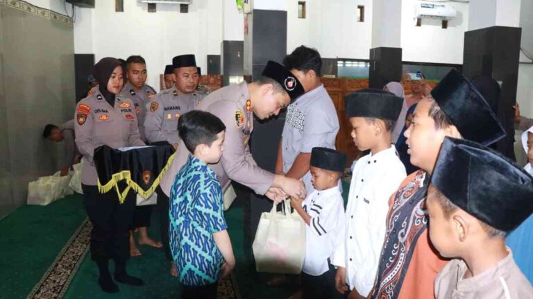 Polres Nganjuk Gelar Binrohtal Dan Santunan Anak Yatim