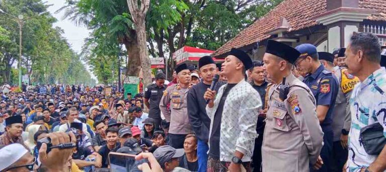 Ribuan Massa Petani Dan Buruh Pabrik Gelar Aksi Depan Kantor Bupati Pamekasan