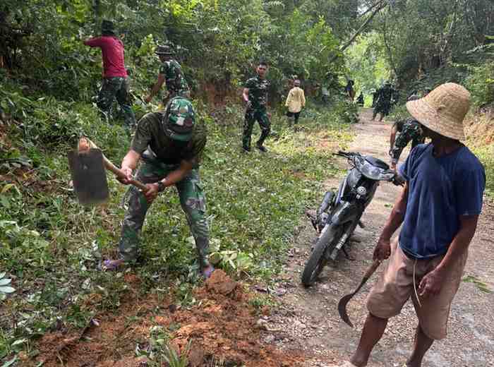 Satgas Tmmd Ke-127 Kodim 0827 Sumenep Bersama Warga Giat Kerja Bakti
