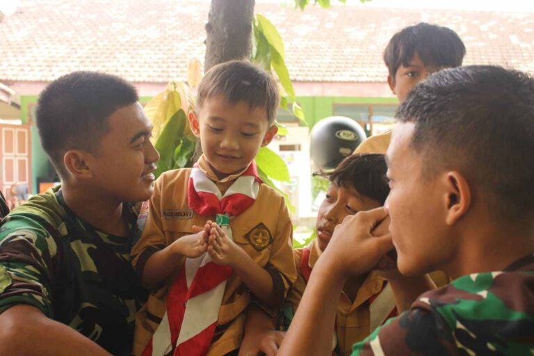 Gelak Tawa Satgas Tmmd Kodim 0809 Kediri Bersama Siswa Mi Di Desa Gadungan