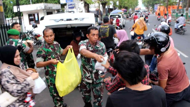 Kodim 0826 Pamekasan Bagikan Takjil Gratis Di Kawasan Arek Lancor