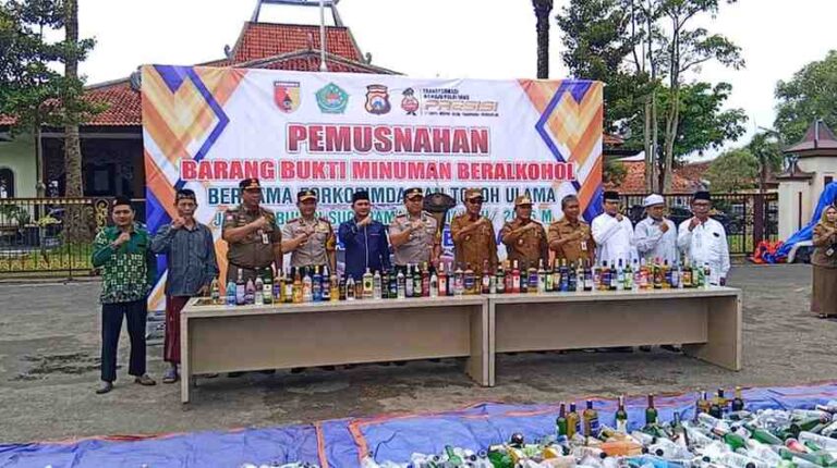 Jelang Ramadhan, Ribuan Botol Miras Di Pamekasan Dimusnahkan, Bupati Tegaskan Tak Ada Toleransi