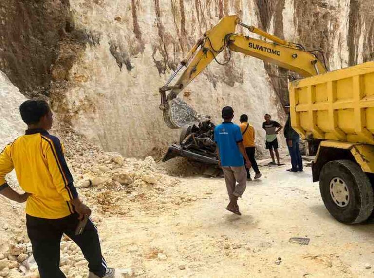 Mobil Pickup Di Kecamatan Pragaan Sumenep Terjun Ke Jurang, Sopir Meninggal Dilokasi