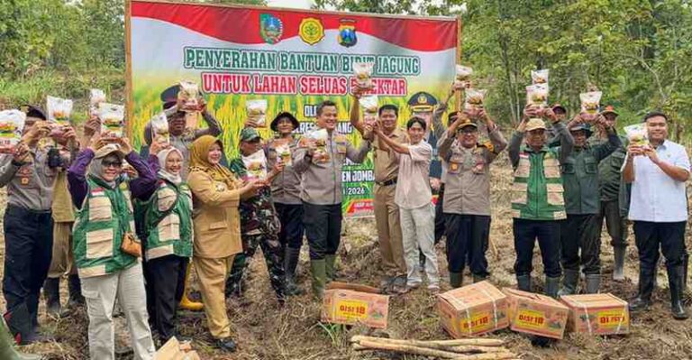 Dukung Swasembada Pangan, Kapolres Jombang Serahkan Bantuan Bibit Jagung Di Desa Katemas