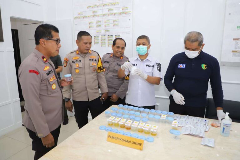 Jalankan Instruksi Kapolri, Polres Kediri Gelar Tes Urine Dadakan