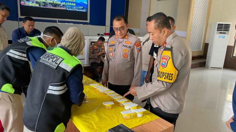 Polres Nganjuk Gelar Pemeriksaan Urine Puluhan Personel Dan Polsek Jajaran