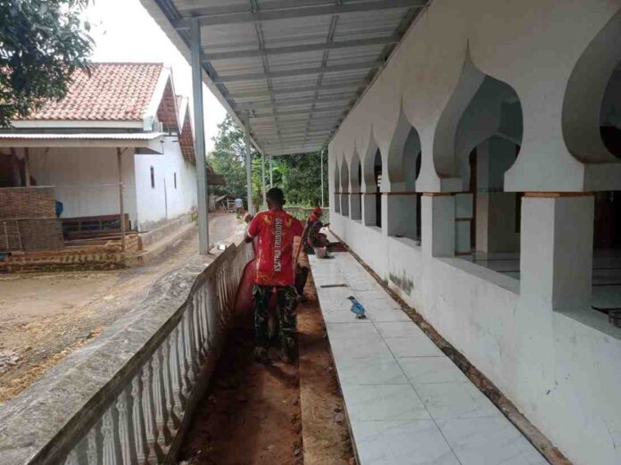 satgas TMMD sumenep pemadatan lantsi masjid