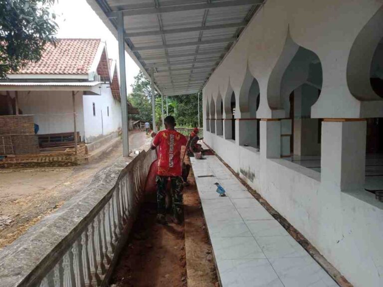 Beri Rasa Nyaman Jemaah Masjid, Satgas Tmmd Ke-127 Kodim 0827 Sumenep Siapkan Dasar Keramik