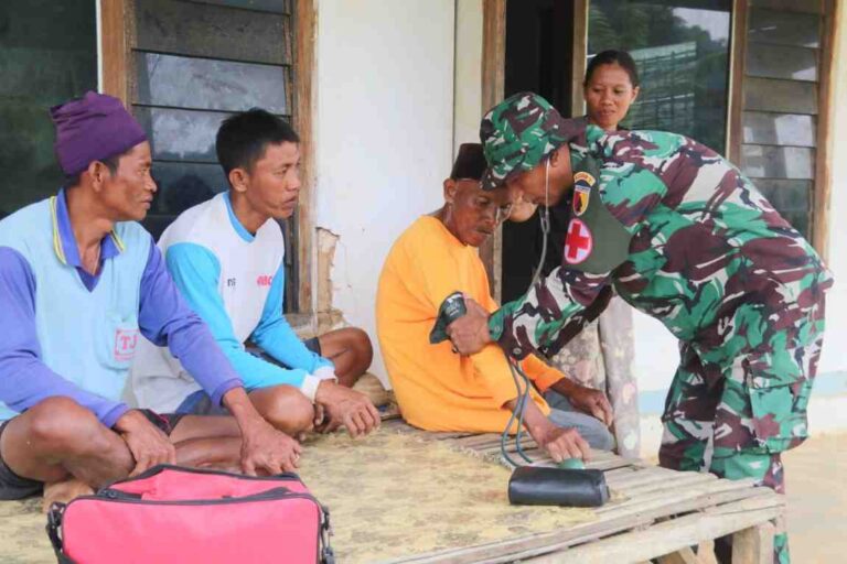 Tim Kesehatan Tmmd Ke-127 Kodim 0827 Sumenep Cek Kesehatan Warga