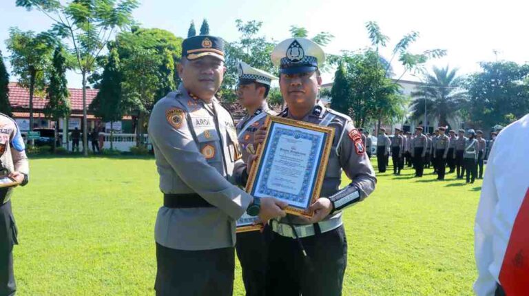 Kapolres Jombang Beri Penghargaan Enam Anggota Berprestasi
