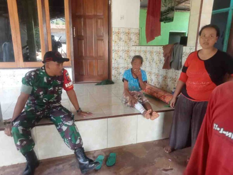 Peduli Warga Binaan, Babinsa Koramil 0826-13 Pasean Komsos Di Desa Tlonto Raja