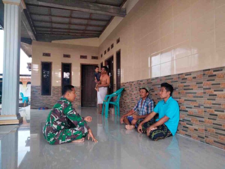 Komsos Di Desa Mangar, Ini Pesan Babinsa Koramil 0826-02 Tlanakan