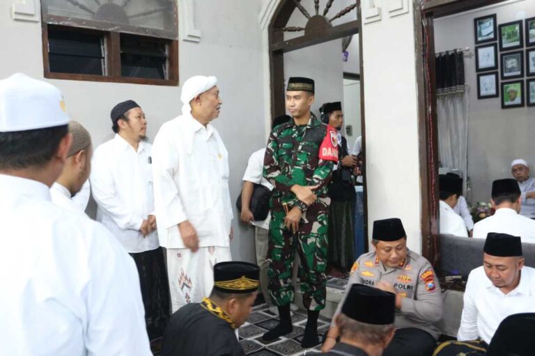 Dandim 0826 Pamekasan Hadiri Haul Akbar Rkh Abdul Hamid Bin Itsbat Di Ponpes Al-Hamidy Banyuanyar