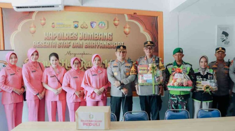 Wujud Kepedulian, Kapolres Jombang Dan Ketua Bhayangkari Beri Taliasih Petugas Pospam