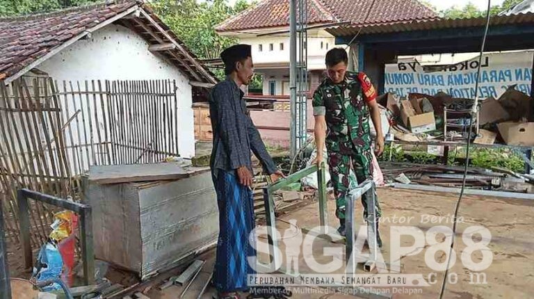 Jalin Silaturahmi, Babinsa Koramil 0826-11 Batumarmar Komsos Di Dusun Tobele