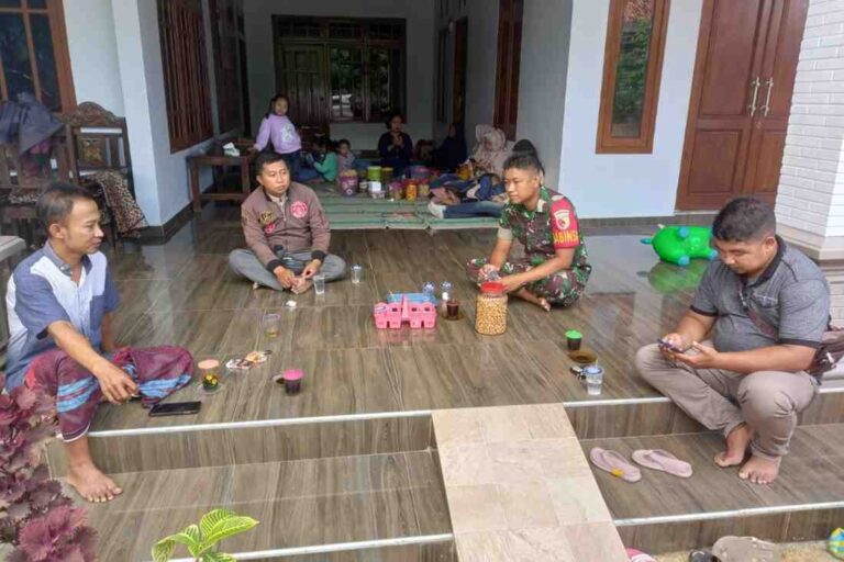 Susana Idul Fitri, Babinsa Koramil 0826-02 Tlanakan Silaturahmi Ke Rumah Warga Binaan