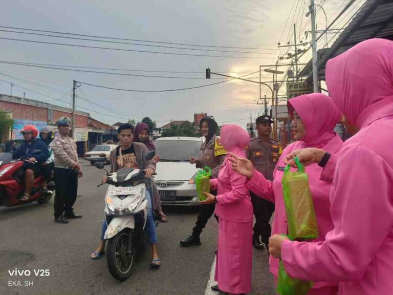 Polsek Warujayeng Dan Bhayangkari Bagi Takjil Ke Pengguna Jalan