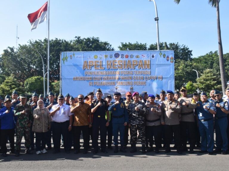 Kepala Ksop Utama Tanjung Perak Pimpin Apel Posko Angkutan Lebaran 2026