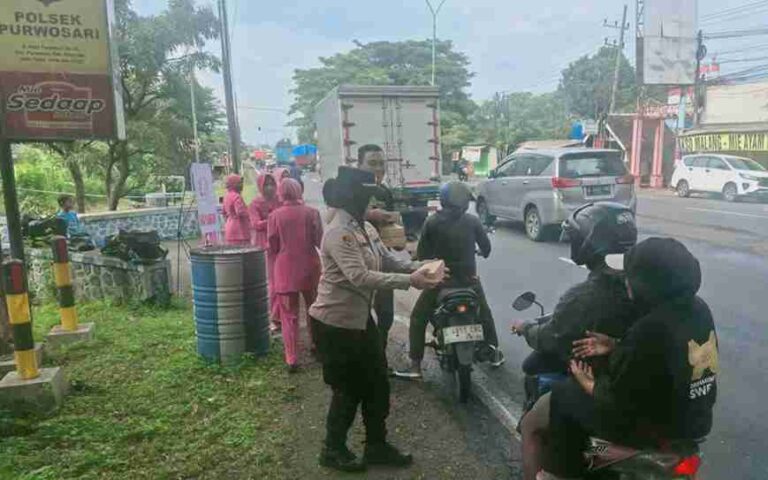 Kapolsek Purwosari Bersama Bhayangkari Bagikan 250 Takjil