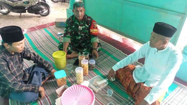 Momentum Idul Fitri, Babinsa Koramil 0826-06 Pademawu Komsos Di Desa Sumedangan