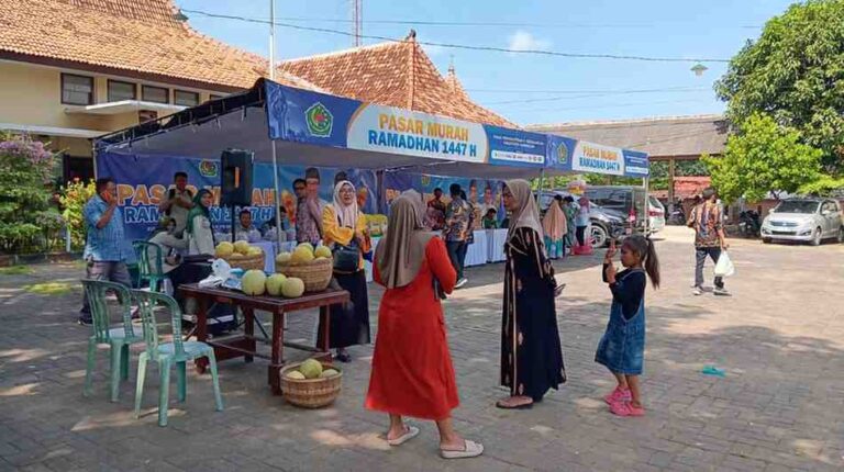 Jaga Stabilitas Harga, Disperindag Pamekasan Gelar Pasar Murah Ramadan Di Kecamatan Larangan