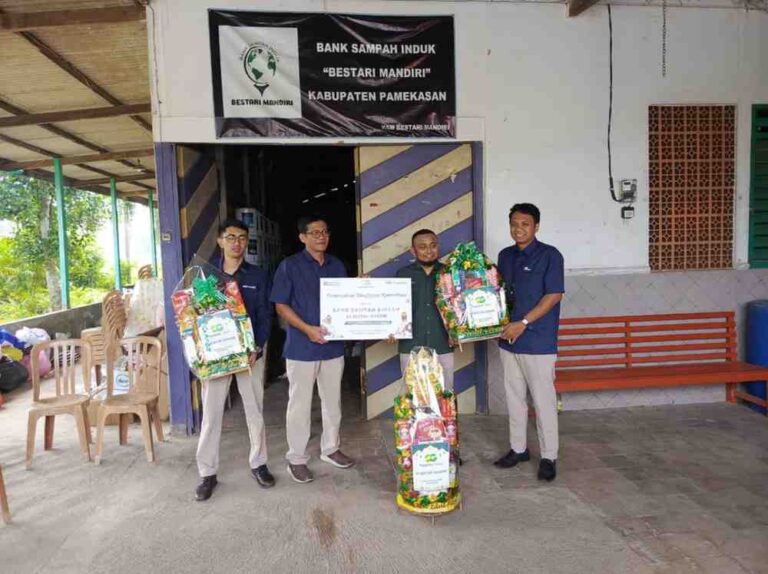 Jelang Idul Fitri 1447 H, Pt Pegadaian Syariah Area Madura Cabang Pamekasan Berbagi Bingkisan Ke Bank Sampah Binaan