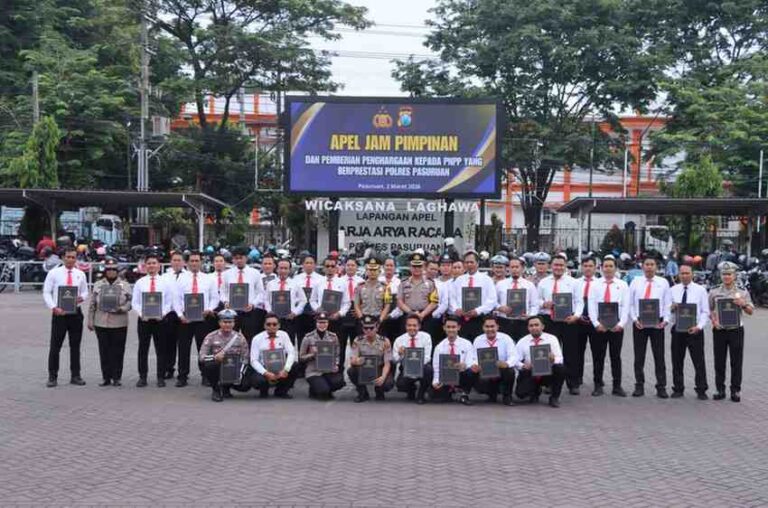 Pimpin Apel, Kapolres Pasuruan Beri Reward 38 Personel