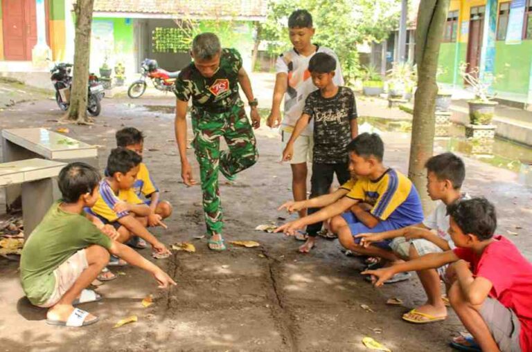 Satgas Tmmd Kodim 0809 Kediri Melakukan Permainan Tradisional