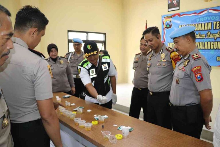 Kapolres Sumenep Pimpin Tes Urine Kapolsek Jajaran, Ini Hasilnya