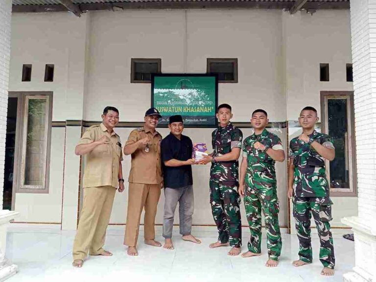 Program Nonfisik Tmmd Ke-127, Satgas Kodim 0809 Kediri Bagikan Al Quran Ke Masjid Dan Musholla Di Desa Gadungan