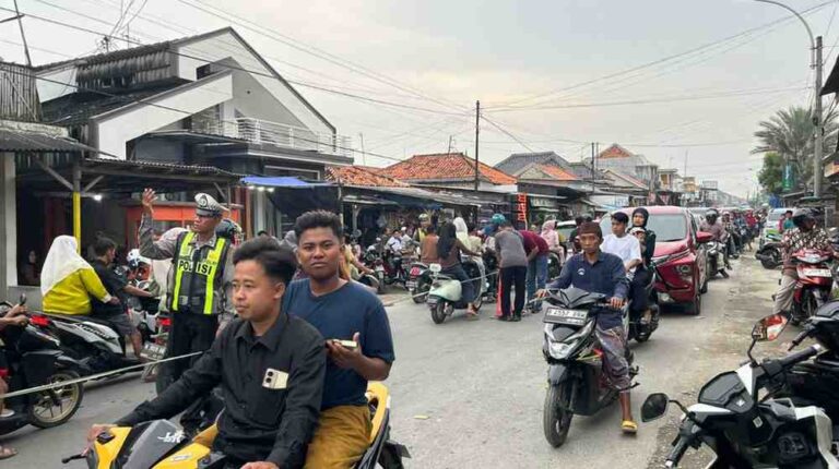 Tradisi ‘Per-Peran‘ Di Tlanakan Berlangsung Meriah, Puluhan Personel Polres Pamekasan Pastikan Keamanan Kondusif