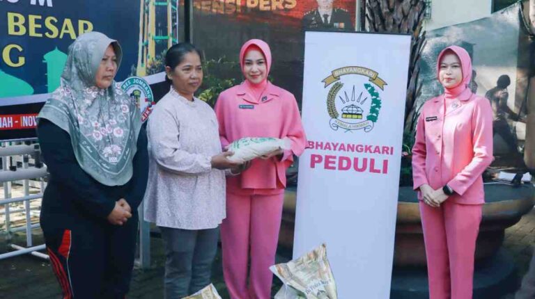 Polres Jombang Salurkan 3,3 Ton Zakat Fitrah Kepada Masyarakat