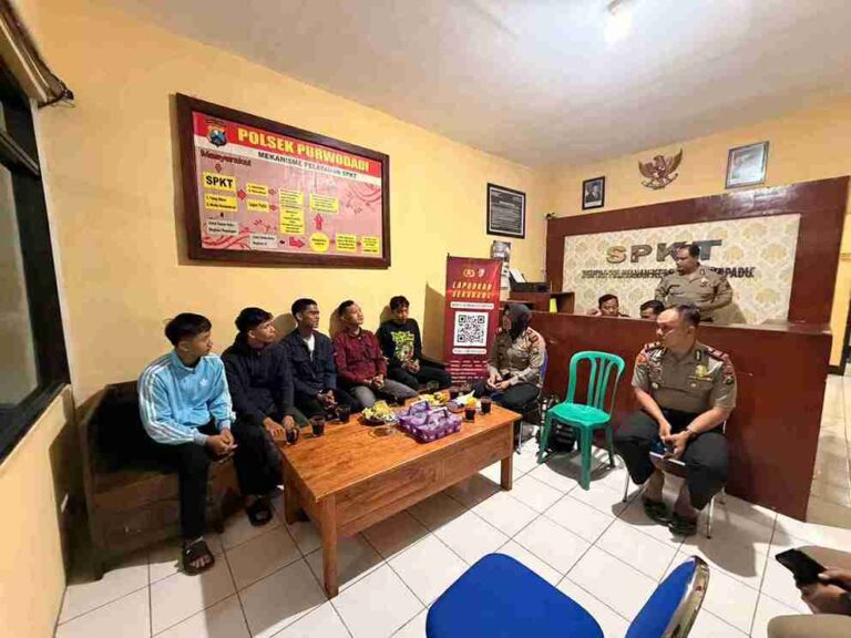 Jelang Big Match Arema Vs Persebaya, Satuan Binmas Polres Pasuruan  Beri Pembinaan Ke Suporter