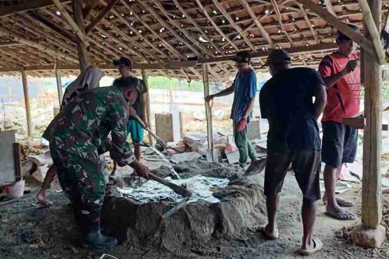 Babinsa Koramil 0826-08 Palengaan Bantu Warga Dusun Blingih Bangun Ruang Dapur