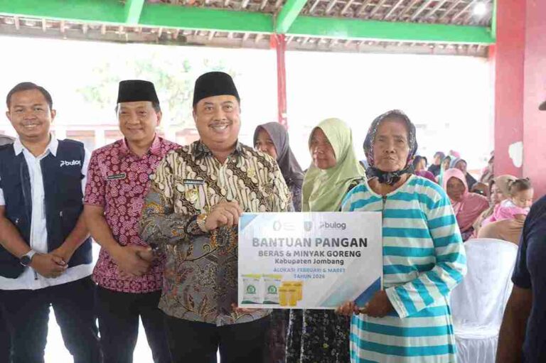 Pemkab Jombang Gandeng Bulog Salurkan Bantuan Pangan Di Plandaan