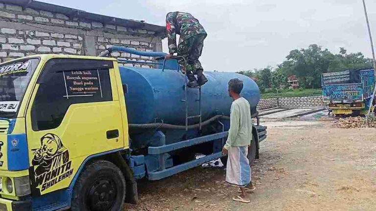 Babinsa Koramil 0826-02 Tlanakan Dampingi Pendistribusian Air Bersih Di Desa Tlesah